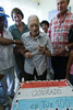 キューバ・ハバナ（Havana）の自宅で、100歳の誕生日を祝福されるコンラッド・マレーロ（Conrado Marrero）氏（2011年4月25日撮影）。(c)AFP