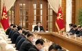 北朝鮮の首都平壌で、緊急政治局会議を開いた金正恩総書記（中央）。朝鮮中央通信（KCNA）公開（2022年5月12日撮影）。(c)AFP PHOTO/KCNA VIA KNS