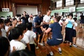 熊本市内の小学校を訪れ、ラインアウトの動きで児童を担ぎ上げようとするフランスのヤクーバ・カマラ（左）とグレゴリー・アルドリット（右、2019年9月26日撮影）。(c)FRANCK FIFE / AFP