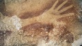 インドネシア・スラウェシ（Sulawesi）島の洞窟で発見されたヒトの手形。英科学誌ネイチャー（Nature）提供（2014年10月8日提供）。(c)AFP/NATURE/KINEZ RIZA