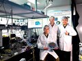 北京大学の実験室で、シリコン光量子チップウエハーを手に撮影に応じる王剣威教授（手前）とチームメンバー（2025年2月18日撮影）。(c)Xinhua News