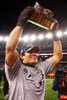ラマー・ハント・トロフィー（Lamar Hunt Trophy）を掲げ笑顔を見せるペイトリオッツのテディ・ブルースキー（%%Tedy Bruschi%%）。(c)AFP/Getty Images/Elsa