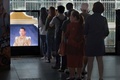 タイの地下鉄駅のホームに並ぶ人々とワチラロンコン国王の肖像（2017年10月30日撮影）。(c)AFP/Roberto Schmidt