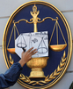 タイのバンコク（Bangkok）の憲法裁前で裁判所の標章に似せた小冊子の表紙を掲げるタクシン元首相派が率いる連立政権の支持者（2008年12月2日撮影）。(c)AFP/HOANG DINH Nam