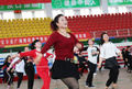中国・河南省にある体育館で、政府考案の「12パターン」の広場ダンスを披露する愛好家たち（2016年4月1日撮影、資料写真)。(c)CNS/王双正