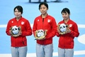 北京冬季五輪、スピードスケート女子団体追い抜き決勝。銀メダルを獲得し、表彰式に臨む（左から）佐藤綾乃、高木美帆、高木菜那（2022年2月15日撮影）。(c)SEBASTIEN BOZON / AFP
