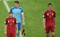 サッカーW杯ブラジル大会（2014 World Cup）グループB、スペイン対チリ。試合に敗れ、ピッチを後にするスペインの（左から）アンドレス・イニエスタ（Andres Iniesta）、イケル・カシージャス（Iker Casillas）、フェルナンド・トーレス（Fernando Torres、2014年6月18日撮影）。(c)AFP/YASUYOSHI CHIBA