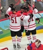 2010年%%バンクーバー冬季五輪%%アイスホッケー男子準々決勝、ロシア対カナダ。試合は第1ピリオドに4得点を奪ったカダナが7-3で勝利し、準決勝に進んだ。

　準決勝でカナダは、連覇を目指すスウェーデンとスロバキアの勝者と対戦する。

　写真はチームの得点を喜ぶカナダの（左から）ライアン・ゲツラフ（%%Ryan Getzlaf%%）、エリック・スタール（%%Eric Staal%%）、コリー・ペリー（%%Corey Perry%%）。（2010年2月24日撮影）(c)AFP/CRIS BOURONCLE