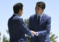安倍晋三元首相とカナダのジャスティン・トルドー首相。カナダのケベック州で開かれた先進7か国（G7）首脳会議（サミット）で（2018年6月8日撮影）。(c)SAUL LOEB / AFP