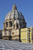 バチカン市国の「パウロ6世（Paul VI）ホール」の屋根に設置された太陽光発電パネル（2008年11月26日撮影）。(c)AFP/ANDREAS SOLARO
