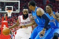 14-15NBAプレーオフ1回戦（7回戦制）、ヒューストン・ロケッツ対ダラス・マーベリックス。ダラス・マーベリックスのアマレ・スタウドマイアーにドライブを仕掛けるヒューストン・ロケッツのジェームス・ハーデン（2015年4月18日撮影）。(c)AFP/Getty Images/Scott Halleran