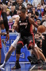 12-13NBAは31日、各地で試合が行われ、マイアミ・ヒート（Miami Heat）は112-110でオーランド・マジック（Orlando Magic）とのオーバータイムを制した。

ボールをキープするマイアミ・ヒートのクリス・ボッシュ（Chris Bosh、2012年12月31日撮影）。(c)AFP/Getty Images/NBAE/Fernando Medina