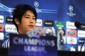 欧州チャンピオンズリーグ2010-11（UEFA Champions League 2010-11）準決勝、シャルケ04（Schalke04）対マンチェスター・ユナイテッド（Manchester United）第1戦。試合前の記者会見に臨む内田篤人（Atsuto Uchida、2011年4月25日撮影）。(c)AFP/PATRIK STOLLARZ