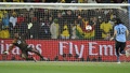 2010年サッカーW杯南アフリカ大会準々決勝、ウルグアイ対ガーナ。PK戦でパネンカを成功させるウルグアイのセバスチャン・アブレウ（2010年7月2日撮影）。(c)GIANLUIGI GUERCIA / AFP