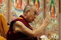 インド北部ダラムサラで、87歳の誕生日に博物館の開館式に出席するダライ・ラマ14世（2022年7月6日撮影）。(c)AFP