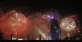 アラブ首長国連邦（UAE）のドバイ（Dubai）にある高級ホテル「ブルジュ・アル・アラブ（Burj Al Arab）」周辺で、同国の建国記念日と、2020年に開催される万国博覧会の開催地がドバイに決定したことを祝って打ち上げられた花火（2013年12月2日撮影）。(c)AFP/KARIM SAHIB