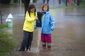 米コロラド州のボルダーで、洪水で冠水した公園で遊ぶ子供たち（2013年9月12日撮影）。(c)AFP/Getty Images/Dana Romanoff