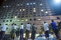 ミャンマーの最大都市ヤンゴン（Yangon）の「トレーダーズホテル（Traders Hotel）」前で爆発の起きたホテルを見る人々（2013年10月15日撮影）。(c)AFP/YE AUNG THU