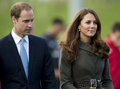 英イングランド・バートンアポントレント（Burton-upon-Trent）にオープンしたサッカーセンターを訪れたウィリアム王子（Prince William、左）とキャサリン妃（Catherine, Duchess of Cambridge、（2012年10月9日撮影、資料写真）。(c)AFP/Adrian DENNIS