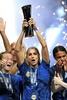 サッカー女子の国際親善大会、シービリーブス・カップ、米国対ブラジル。トロフィーを掲げて優勝を喜ぶ米国のアレックス・モーガン（2023年2月22日撮影）。(c)Patrick T. Fallon / AFP