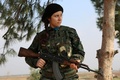 トルコ国境に近いシリアの町カタニヤで、ISと戦うシリア語系キリスト教徒の女性民兵組織、「二つの川の間の土地を守る女性防衛部隊」の訓練キャンプに参加するメンバー（2015年12月1日撮影）。(c)AFP/DELIL SOULEIMAN