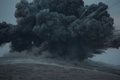 シリア北部のトルコと国境を接する町アインアルアラブ（Ain al-Arab、クルド名：コバニ、Kobane）の丘に対する空爆現場のすぐそばに立つイスラム過激派組織「イスラム国（Islamic State、IS）」の戦闘員ら（2014年10月23日撮影）。(c)AFP/BULENT KILIC