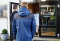 ドイツ・イツェホーの裁判所で、ナチス・ドイツのシュトゥットホーフ強制収容所の秘書だったイルムガルド・フルヒナー被告の公判を傍聴するために並ぶ人々（2021年9月30日撮影）。(c)Axel Heimken / AFP