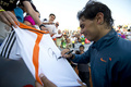 男子テニスのラファエル・ナダル（Rafael Nadal、スペイン）が5日、VTRオープン（VTR Open 2013）で7か月ぶりの実戦復帰を果たし、アルゼンチンのフアン・モナコ（Juan Monaco）と組んだ男子ダブルス1回戦で勝利を収めた。

試合後、ファンのサインに応じるラファエル・ナダル（2013年2月5日撮影）。(c)AFP/MARTIN BERNETTI