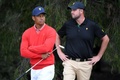 米国選抜と世界選抜による男子ゴルフの対抗戦、第13回プレジデンツ・カップ初日に臨む米国選抜のタイガー・ウッズ（左、2019年12月12日撮影）。(c)William WEST / AFP