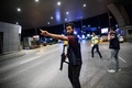 爆発と銃撃に見舞われたイスタンブールのアタチュルク国際空港の主要玄関口で、銃を片手に警戒に当たるトルコの警官（2016年6月28日撮影）。(c)AFP/OZAN KOSE