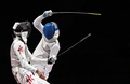 東京五輪、フェンシング男子フルーレ個人決勝でイタリアのダニエレ・ガロッツォ（右）と対戦する香港の張家朗（2021年7月26日撮影）。(c)Fabrice COFFRINI / AFP