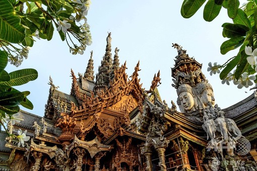 完成は25年？ クメール様式など混合の木造巨大寺院 タイ 写真25枚 国際