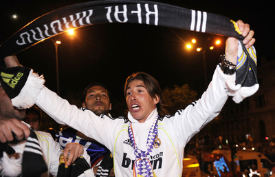 レアル、パレードで優勝杯落とす バスの下敷きに