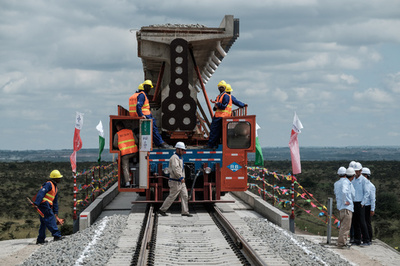 中国の巨額支援、アフリカは「債務地獄」に苦しみ始めているのか