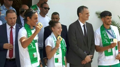 性別騒動の金メダルボクサー、母国アルジェリアで大歓迎受ける