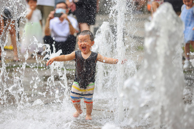 噴水遊びや水上マージャン 酷暑を乗り越える中国の市民