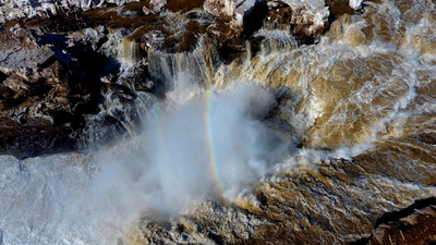 中国・黄河壺口瀑布、冬の眠りから覚める