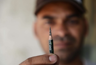 エッフェル塔の彫刻、鉛筆の芯で インド