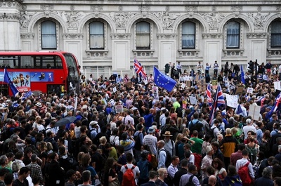 英議会サイトで閉会反対の署名開始 数時間で100万人超え