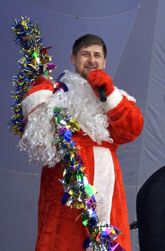 チェチェン首相が「マロースおじさん」で登場 - ロシア