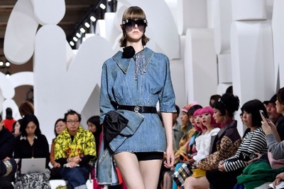 「ミュウミュウ」19年春夏コレクション発表