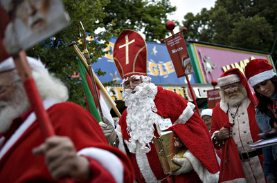 国際サンタクロース会議、「クリスマスは何日か」で議論白熱