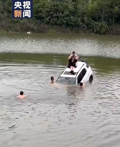 車が池に転落 中国の退役軍人が家族3人を救出