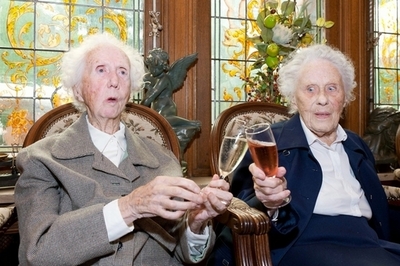 世界最高齢の双子姉妹が100歳に、ベルギー