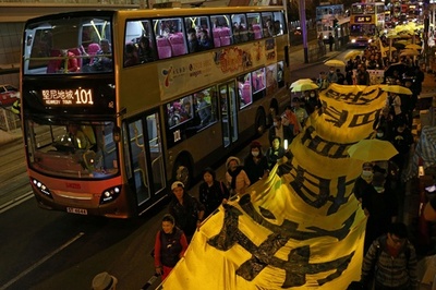 香港で民主派デモと警官隊が衝突、12人拘束 強制排除後初