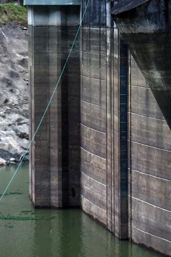 干ばつで水力発電稼働危機、停電や電力配給も エクアドル