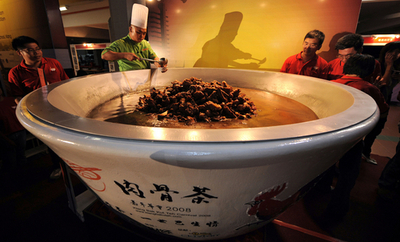 直径183センチの巨大ドンブリ入り、マレーシアの伝統料理「肉骨茶」