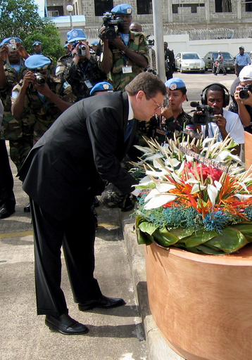 国連事務総長特別代理、内戦犠牲者を慰霊 - リベリア