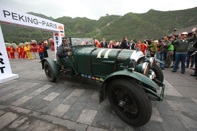 北京からパリへ、ビンテージ車約100台が出発