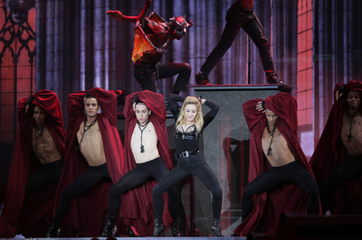 世界ツアー中のマドンナ、パリで熱唱